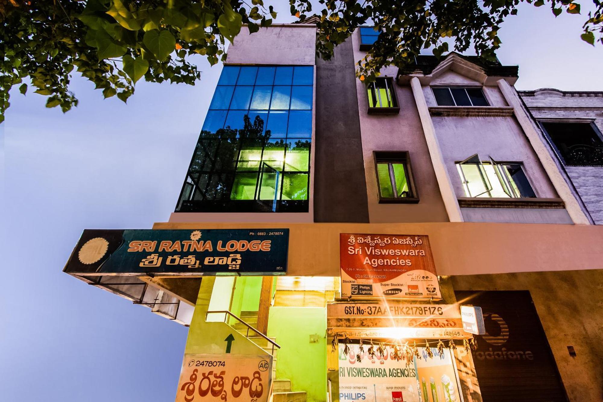 Spot On Sri Ratna Lodge Rājahmundry Exterior foto